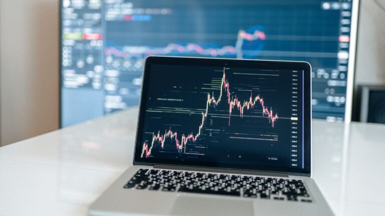 NCC का शेयर शुक्रवार को NSE पर ₹220.85 पर बंद हुआ।
